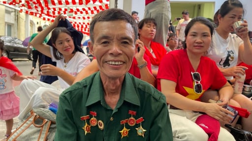 Cựu binh ở Phú Thọ đi xuống Hà Nội từ rạng sáng chờ xem diễu binh 2/9: 'Tôi vô cùng tự hào'