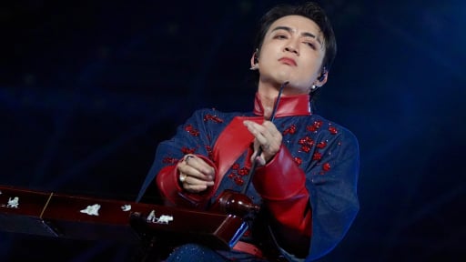 Soobin Hoàng Sơn lao xuống sân khấu tặng đàn bầu cho fan, DPR IAN đội nón lá nói tiếng Việt