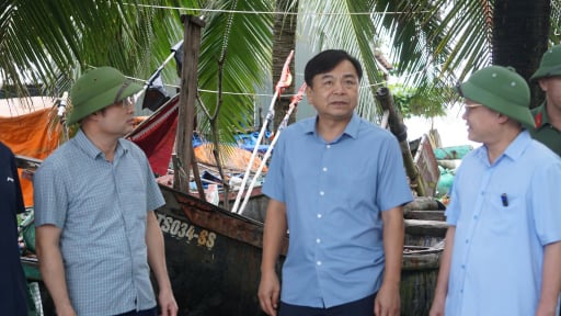 Thứ trưởng Bộ Nông nghiệp và Môi trường kiểm tra công tác ứng phó với bão số 5 tại Thanh Hóa