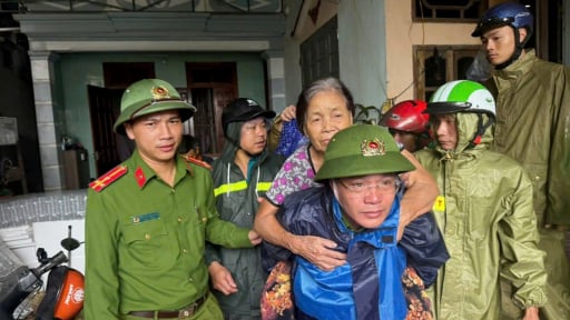 Bão số 5 đổ bộ: Nhiều nơi mưa xối xả, nhiều tuyến đường ở Hà Tĩnh đứt gãy, ngập lụt 