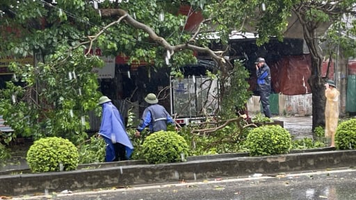 Bão số 5 đổ bộ: Nhiều nơi mưa xối xả, nhiều tuyến đường ở Hà Tĩnh đứt gãy, ngập lụt 