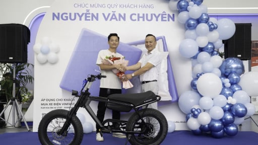 Khách hàng VinFast bất ngờ vì trải nghiệm “mua 1 được 2”