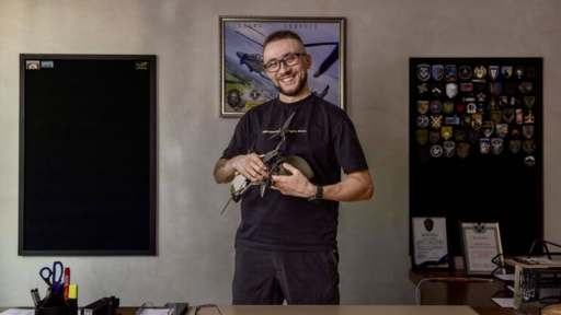 Thủ lĩnh cánh hữu Ukraine đe dọa tính mạng ông Zelensky nếu trao cho Nga vùng Donbass