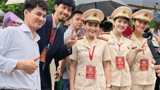 Thứ trưởng Tạ Quang Đông, Nghệ sĩ Nhân dân Xuân Bắc dẫn Đen Vâu, Erik cùng gần 200 nghệ sĩ vào viếng lăng Bác 