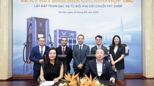 V-Green và FPT Retail hợp tác triển khai hàng nghìn điểm sạc ô tô điện và đổi pin xe máy điện