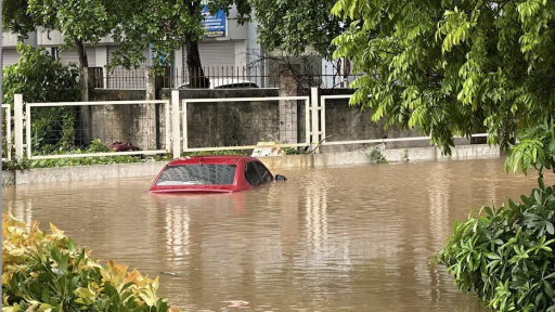 Biệt thự, chung cư khu 'nhà giàu' Hà Nội cũng phải 'khóc' vì ngập sâu