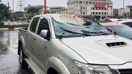 Hàng loạt ô tô tại trung tâm thương mại ở Hà Tĩnh hư hỏng nặng sau bão số 5