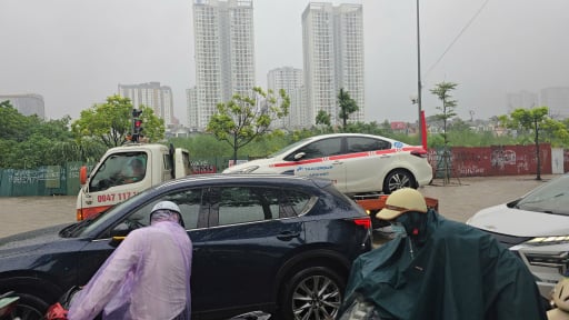 Mưa ngập Hà Nội, chủ gara ô tô 'làm việc hết công suất'
