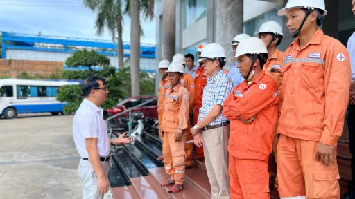 Hơn 200 công nhân, kỹ sư EVNCPC lên đường hỗ trợ EVNNPC khắc phục lưới điện sau bão số 5