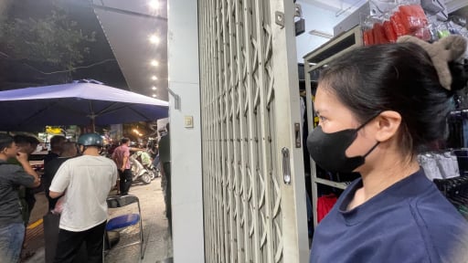 Người dân bàng hoàng kể lại khoảnh khắc kẻ cướp đập tủ kính tiệm vàng PNJ ở Đà Nẵng