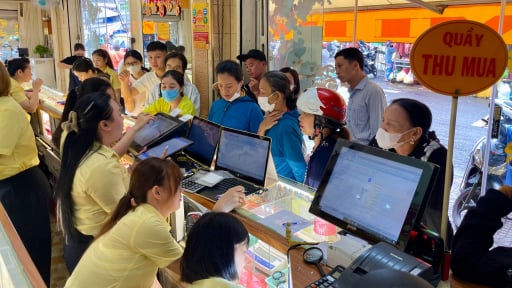 Giá vàng hôm nay tăng sát 128 triệu đồng, tiệm vàng Sài Gòn có diễn biến lạ