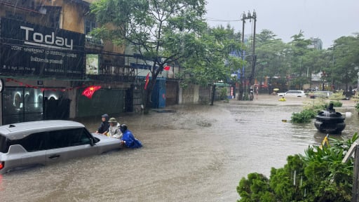 Nhiều tuyến phố Hà Nội chìm sâu trong nước, ô tô nổi lềnh phềnh như thuyền, giao thông hỗn loạn đầu giờ sáng