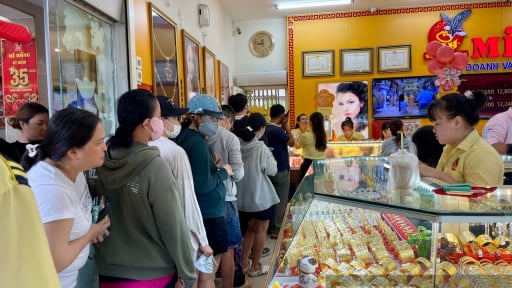 Giá vàng tăng vọt lên 128 triệu đồng/lượng, người dân xếp hàng mỏi chân từ sáng sớm để mua cho bằng được