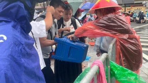 Hà Nội: Xử lý tình trạng bán ghế giá cao, người dân xếp 'slot' giữ chỗ trước lễ diễu binh, diễu hành