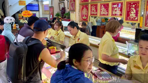 Nhiều người vác balô, giỏ xách tiền đi mua vàng ngày giá vàng tăng 'nóng' kỷ lục