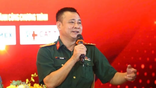 NSND Tự Long hát chèo tại Lễ kỷ niệm 8 thập kỷ nông dân đồng hành cùng đất nước 