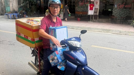 Người Hà Nội cho dân ở nhờ, tặng nước, bánh mì miễn phí, mời cơm cựu chiến binh xem diễu binh 2/9