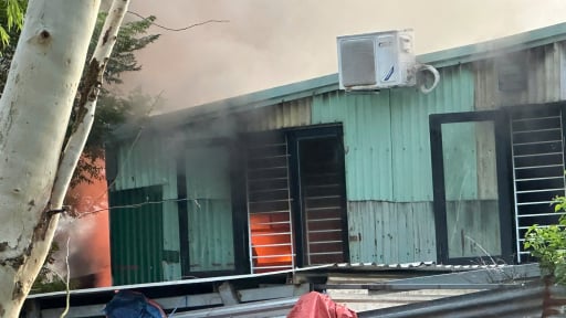 Đà Nẵng: Hỏa hoạn lớn thiêu rụi xưởng cơ khí trong kiệt hẹp, lính cứu hỏa phải kéo ống gần 500m để dập lửa
