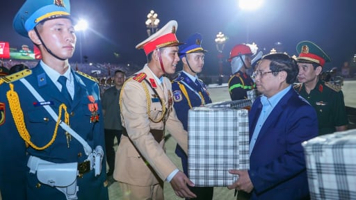 Thủ tướng Phạm Minh Chính tặng quà, dự buổi sơ duyệt cấp Nhà nước diễu binh, diễu hành A80