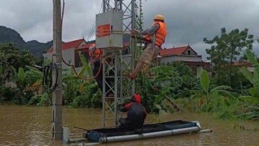 Người Viettel trắng đêm khắc phục sự cố, giữ thông tin liên lạc cho khách hàng