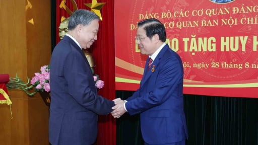 Tổng Bí thư Tô Lâm trao Huy hiệu cao quý của Đảng tặng  Trưởng Ban Nội chính Trung ương Phan Đình Trạc 