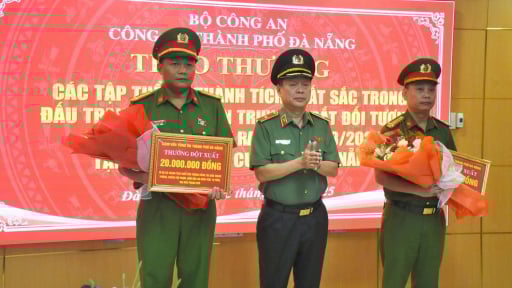 Thưởng nóng lực lượng phá nhanh vụ cướp tiệm vàng PNJ ở Đà Nẵng