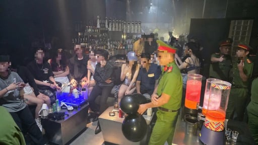 Đà Nẵng: Công an đột kích quán pub, lộ hàng loạt rượu ngoại, bóng cười không rõ nguồn gốc
