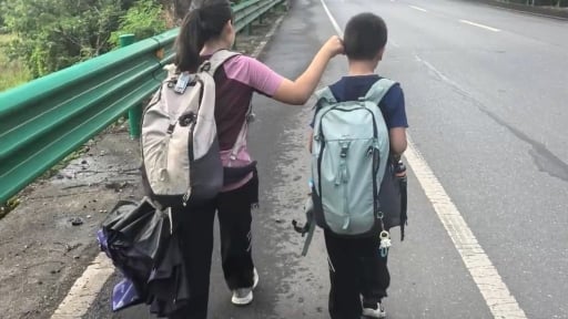 Ông bố dẫn con đi bộ 800km trong 1 tháng để rèn luyện ý chí, kiên nhẫn