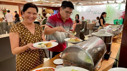Trải nghiệm buffet chay hơn 50 món ở Sài Gòn, khách khen  dĩa cơm tấm “sà bì chưởng” đặc biệt quá