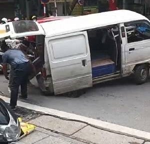 Ô tô đang lưu thông bất ngờ 'sụp hố' trên phố Hà Nội