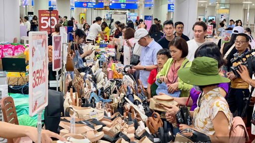Người dân TP.HCM đổ đi săn hàng hiệu dưới lòng đất, giảm giá tới 80%