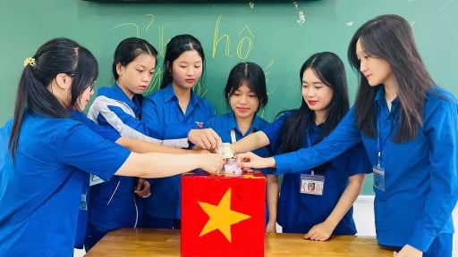 Một chủ rạp phim giảm 50% giá vé cho học sinh xem phim 'Mưa đỏ'