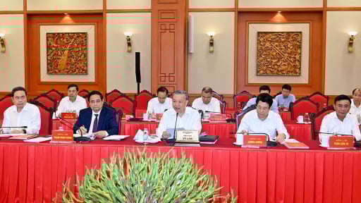 Bộ Chính trị, Ban Bí thư: Kết thúc giải quyết chế độ với cán bộ nghỉ việc do sắp xếp bộ máy vào ngày 31/8