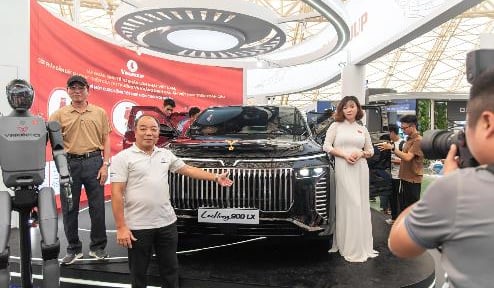 VinFast gây “choáng” tại Trung tâm Triển lãm Việt Nam bằng dàn xe “khủng”: Bộ đôi Lạc Hồng 900 LX tạo ấn tượng mạnh