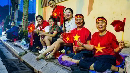 'Xí chỗ' từ trước một ngày, cả vạn người đổ về Quảng trường Ba Đình đón xem Tổng duyệt diễu binh, diễu hành A80