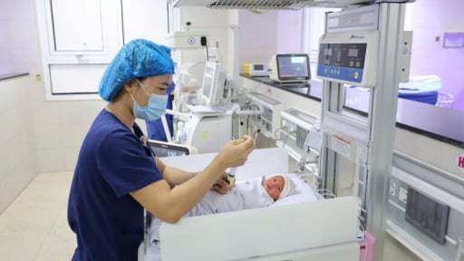 Ca mổ “ngược quy trình - đúng lương tâm” cứu mẹ con sản phụ mang song thai sa dây rốn nguy kịch