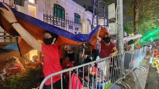 Dù mưa lớn, hàng nghìn người dân vẫn đội mưa đổ về Ba Đình trước 10 tiếng diễn ra Tổng duyệt diễu binh
