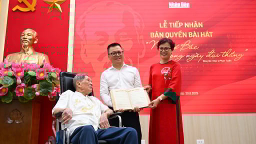 Lí do nhạc sĩ Phạm Tuyên quyết định trao tặng bài hát “Như có Bác trong ngày đại thắng” cho báo Nhân dân