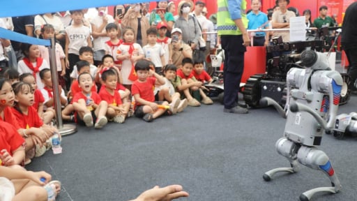 Người dân thích thú lái máy bay, trò chuyện với robot tại triển lãm 80 năm thành tựu đất nước