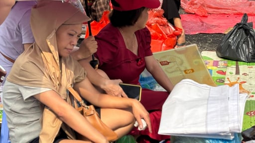 Nắng mưa thất thường, người dân vẫn kiên nhẫn chờ xem tổng duyệt diễu binh, diễu hành A80