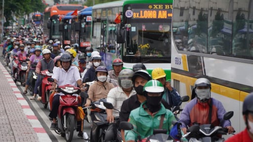 Kẹt xe nghiêm trọng trước kỳ nghỉ lễ 2/9 ở TP.HCM, người dân 'chôn chân' nhiều giờ trên đường