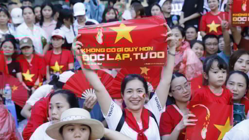 Hàng nghìn người dân 'thắp lửa' bằng poster do Báo Dân Việt tặng để cổ vũ lễ Tổng duyệt A80 