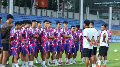 HLV Lê Quốc Vượng lên tiếng về thông tin CLB Hoà Bình giải thể