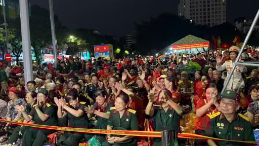 Đêm không ngủ, nhiều lần dầm mưa của hàng vạn người dân chờ xem diễu binh, diễu hành