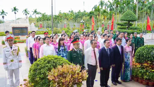 Lãnh đạo TP.HCM dâng hương, dâng hoa tại các nghĩa trang, đền tưởng niệm ở Củ Chi và Hóc Môn