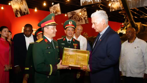 Chủ tịch Cuba Miguel Diaz-Canel tham quan Bảo tàng Lịch sử Quân sự Việt Nam, đặt vòng hoa tri ân các chiến sĩ quốc tế 