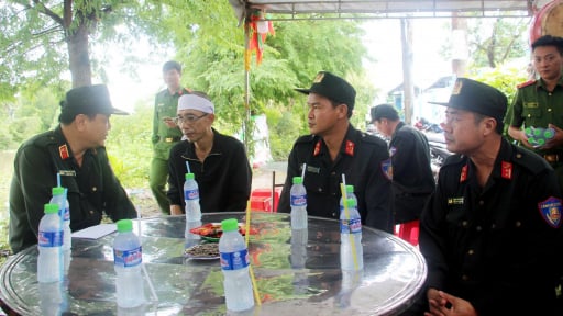 Lãnh đạo Bộ Tư lệnh Cảnh sát cơ động viếng mẹ của chiến sĩ đang tham gia diễu binh, diễu hành A80
