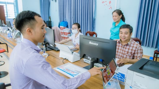 Xã đầu tiên ở Đắk Lắk đặt một cái máy, người dân đến làm thủ tục, có điều gì chưa hài lòng “bấm nút” là được xử lý 