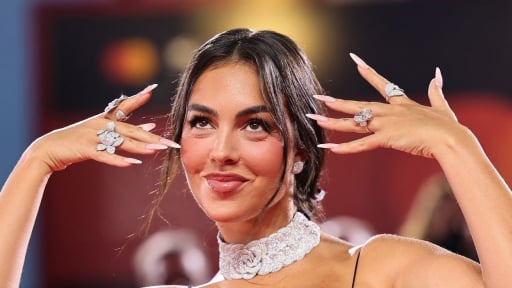 Hôn thê của Ronaldo bị chỉ trích vì khoe nhẫn cưới tại LHP Venice