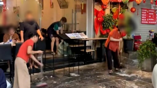 Nhà hàng ở Hà Nội bị nhắc nhở vì đổ nước dọn rửa vỉa hè chỗ người dân ngồi chờ xem diễu binh